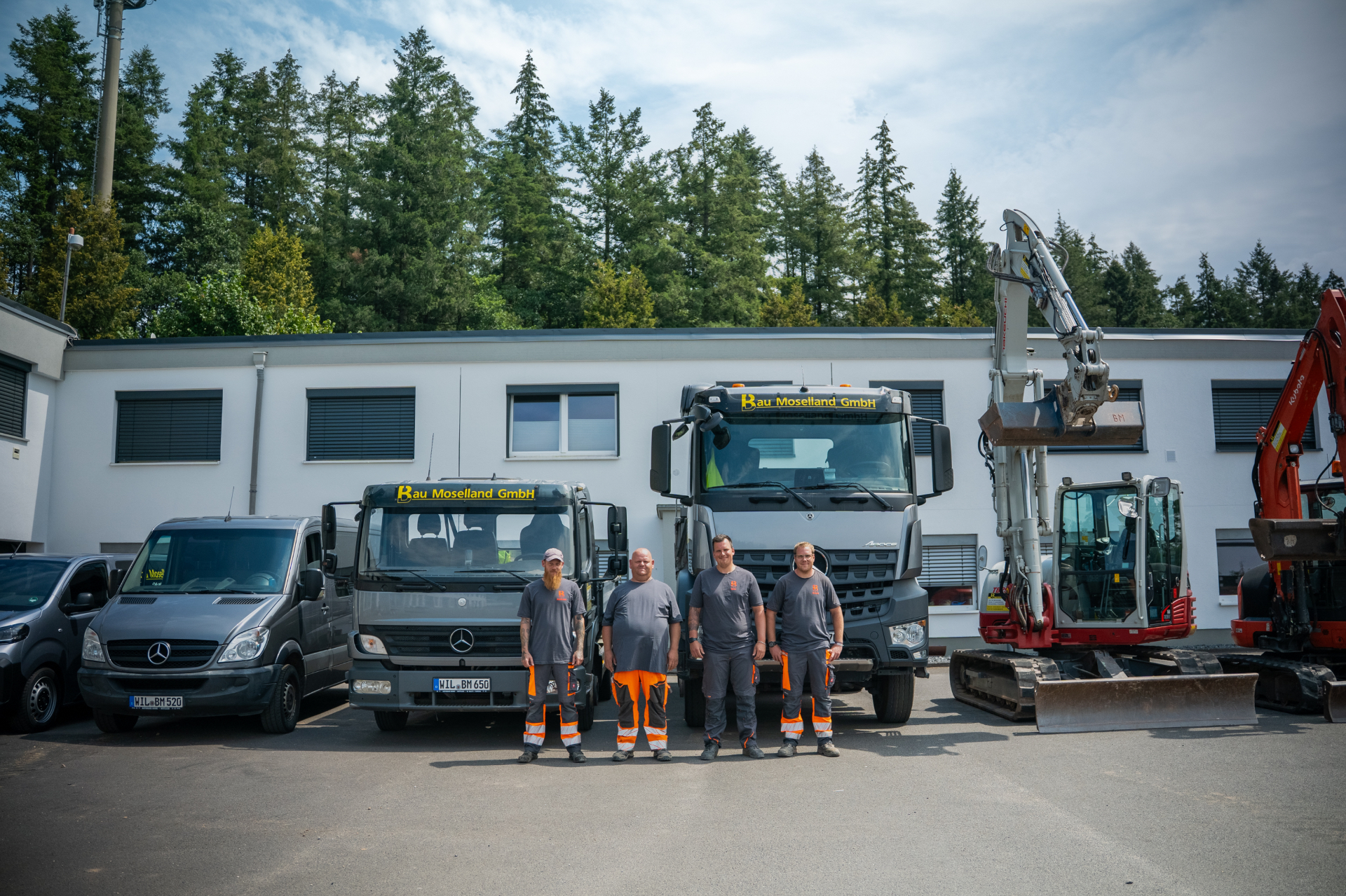 Team der Bau Moselland GmbH vor dem eigenen Fuhrpark in Kröv